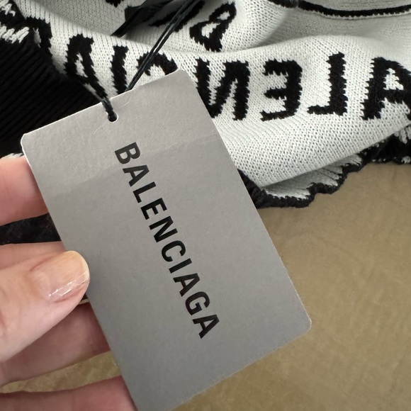 Men’s Balenciaga Sweater-  XS. Fits like a women’s Medium.SCAMMERS I WONT TEXT U - Picture 5 of 6